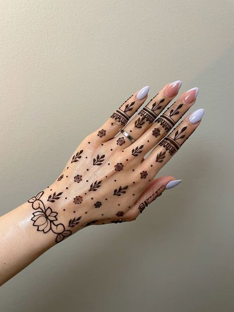 Simple Henna Designs Hand, Short Mehndi Design, Inai Pengantin, Front Mehndi Design, Simple Mehendi Designs, Henna Designs Wrist, Cute Henna, Tato Henna, Finger Henna Designs