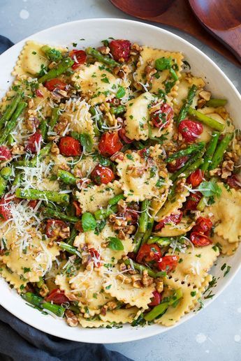 Ravioli with Tomatoes Asparagus Garlic and Herbs - Cooking Classy Asparagus Garlic, Sautéed Veggies, Resep Pasta, Cooking Herbs, Resep Salad, Ravioli Recipe, Cheese Ravioli, Herb Sauce, Herb Recipes