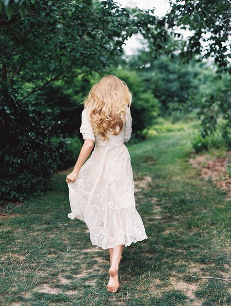 delicate | via: once wed Old Dress, Runaway Bride, Model Pose, Outdoor Photoshoot, Foto Poses, Shooting Photo, Woodland Wedding, Lifestyle Design, The Grass