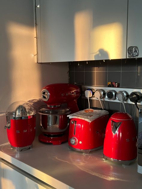 Smeg Red Kitchen, Red Smeg Appliances In Kitchen, Red Aesthetic Kitchen, Kitchen With Red Appliances, Red Kitchen Aesthetic, Red House Decor, Red House Aesthetic, Smeg Kitchen Ideas, Smeg Aesthetic