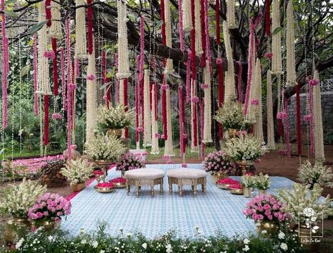 Wedding Mandap Under Tree, Tree Decor For Wedding, Mandap Under Tree, Indian Wedding Under Tree, Tree Decoration For Wedding, Fort Wedding Decor, Tree Mandap Decor, Outdoor Engagement Setup, Haldi Tree Decoration