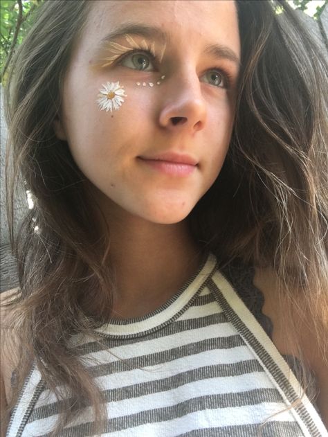 Face paint//daisy// Face Painting Aesthetic Simple, Daisy Face Painting, Daisy Face Paint, Paint Daisy, Festival Face Paint, Leg Art, Festival Face, Face Painting Easy, Face Paint Makeup