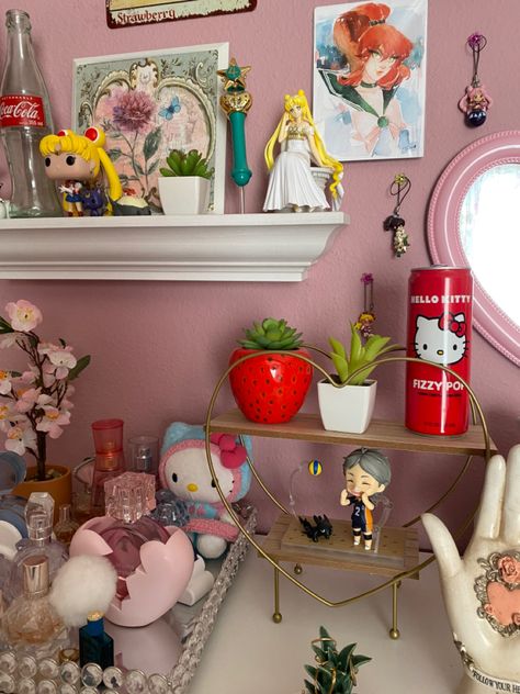 Hello kitty sanrio sailor moon haikyuu sailor jupiter pastel pink ariana grande perfume room decor inspo Sailor Moon Aesthetic Room, Sailor Moon Room Aesthetic, Hello Kitty Shelf Decor, Sailor Moon Room Decor, Hello Kitty Sailor Moon, Sailor Moon Decor, Sailor Moon Room, Pink Ariana Grande, Sanrio Room Decor