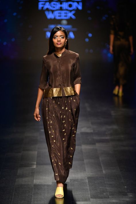 Fashion Week Indian Outfits, Lakme Fashion Week 2020, Fashion Show Dresses, Casual Indian Fashion, Indian Party Wear, Polka Dot Maxi Dresses, Designer Party Wear Dresses, Boutique Dress Designs, Lakme Fashion Week