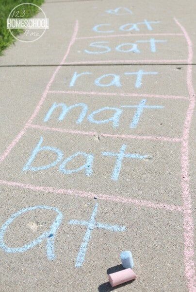 This Sidewalk Word Families activity is a fun way for kids to practice word families with a fun, outdoor learning activity. Outdoor Kindergarten, Word Family Reading, Kindergarten Word Families, Word Ladders, Outdoor Learning Activities, Word Family Activities, Phonics Games, Summer Learning, Outdoor Classroom