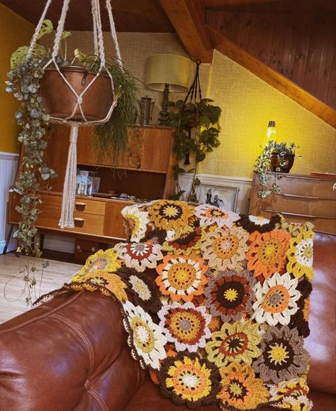 Philly Apartment, Crocheting For Beginners, Apartment Nyc, Funky Flowers, Crochet Patterns Ideas, 70s Interior, Handbags Patterns, House Vibes, 70s Home