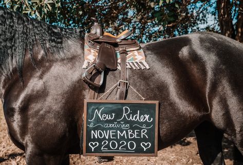 Pregnancy Announcement With Horse, Horse Pregnancy Announcement, Horse Gender Reveal Ideas, Pregnancy Announcement Country, Western Baby Pictures, Country Pregnancy Announcement, Western Pregnancy Announcement, Country Baby Announcement, Pregnancy Surprise