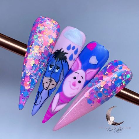 @jordanward_nailartist_x on Instagram: “💕Sometimes,All you need is a friend 💕 . Another beautiful glitter! The colours reminded me of Eeyore & Piglet 😩🥰.. . If I’m completely…” Eeyore Nails Acrylic, Eeyore Nail Art, Piglet Nails, Eeyore Nails, Nail Glow, Character Nails, Disney Acrylic Nails, Fantasy Nails, Stiletto Nails Designs