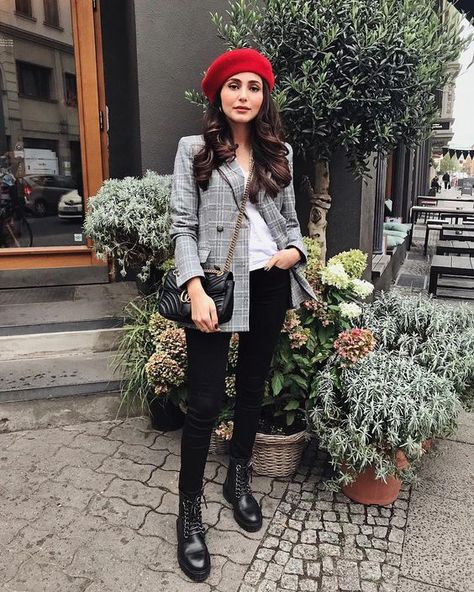 Red Barrett Outfit, Baret Outfit, Beret Hat Outfit, Beret Outfit, Persian Fashion, Jeans Outfits, Travel Outfits, Winter Mode, Paris Outfits