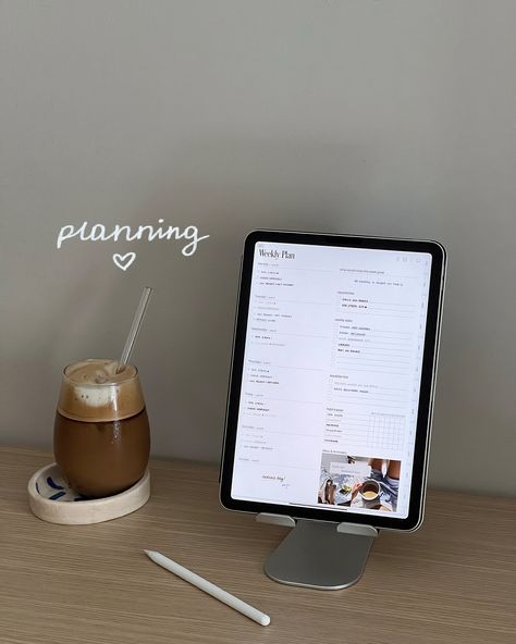 how I use my iPad for wellness 🤍🥥 #ipad #appleipad #digitalplanning #digitalplanner #wellness Ipad To Do List Aesthetic, Ipad Photo Ideas, I Pad Aesthetic, Ipad Studying, Ipad Set Up, Ipad Planning, Ipad Picture, Digital Wellness, Ipad Inspo