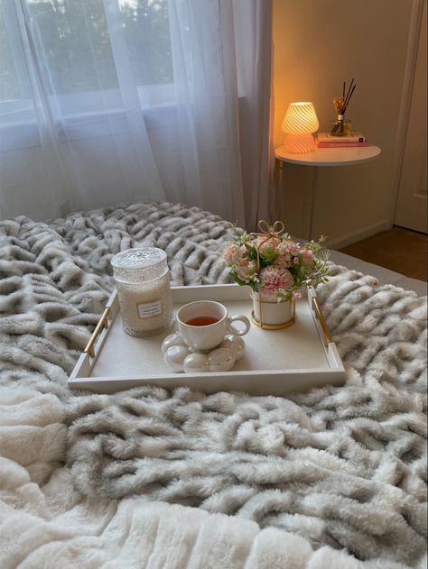 Bed Tray Decor Ideas, Clean Girl Room Ideas, Bed Tray Decor, Cozy Cute Aesthetic, Teen Bedroom Layout, Wooden Tray Ideas, Clean Aesthetic Bedroom, Slanted Wall Bedroom, Room Ideas Bed