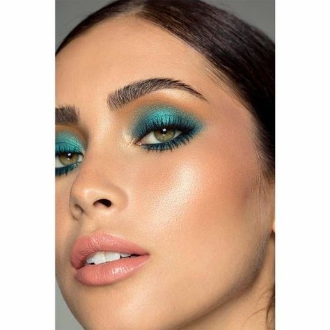 Teal Eye Makeup, Teal Eyeshadow, Teal Eyes, Cute Eyeshadow Looks, Eye Looks, Smoky Eyes, Most Beautiful Eyes, Volume Mascara, On The Run