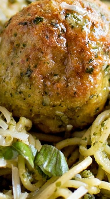 Ground Chicken Pesto Meatballs, Chicken Meatballs Pasta, Shredded Chicken Meatballs, Pesto Chicken Meatballs, Amylu Chicken Meatballs Recipes, Chicken Minced Meat Recipes, Chicken Meatball Dinner, Italian Chicken Meatballs, Chicken Meatball Recipe