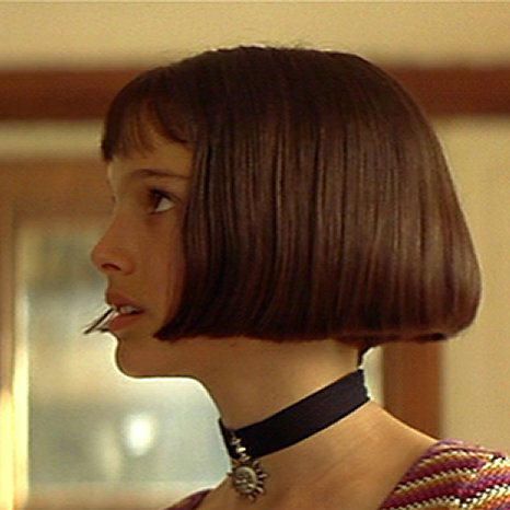 Portman's blunt cut in "The Professional."  This is what I want... NO LAYERS.  All one length. Natalie Portman Mathilda, Natalie Portman Leon, Mathilda Lando, The Professional Movie, Leon The Professional, Professional Haircut, 50s Hairstyles, Natalie Portman, Cool Haircuts