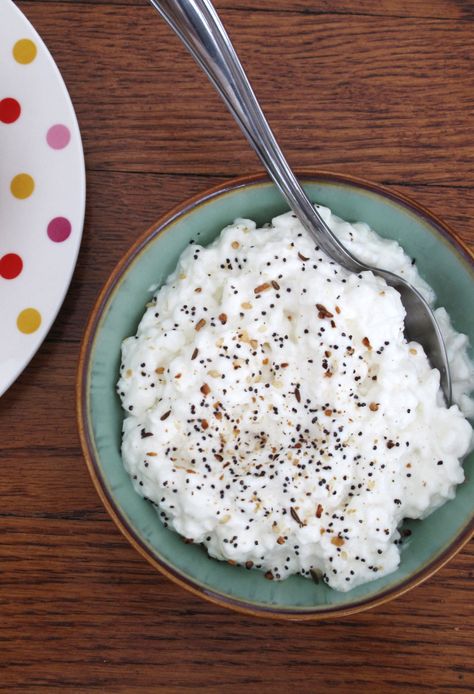 Cottage Cheese Goes Gourmet: 4 Savory Mix-Ins For Your Curds Office Refrigerator, Cottage Cheese Salad, Cottage Cheese Snack, Cottage Cheese Recipes, Cheese Snacks, Cheese Toast, Cheese Topping, Cheese Salad, Everything Bagel