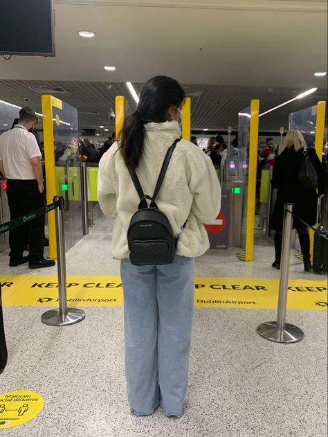 Mini Backpack Aesthetic Outfit, Aesthetic Small Backpack, Fluffy Jacket Aesthetic, Small Backpack Outfit, Ransel Aesthetic, Backpack Aesthetic Outfit, Small Backpack Aesthetic, Mini Bags Outfit, Longchamp Backpack Outfit