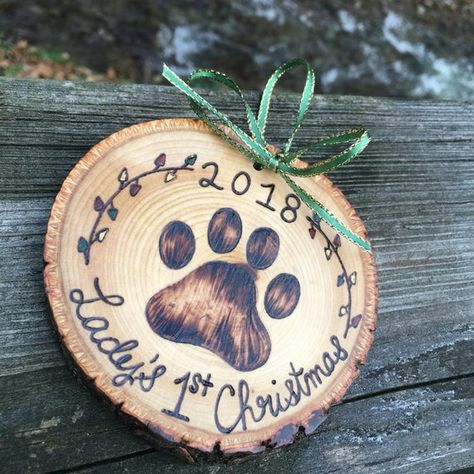 Dogs First Christmas, Ellie Mae, Dog Remedies, Plaid Christmas Decor, Wood Slice Crafts, Wood Burning Crafts, Shabby Chic Christmas, Rustic Wedding Centerpieces, Wood Slice Ornament