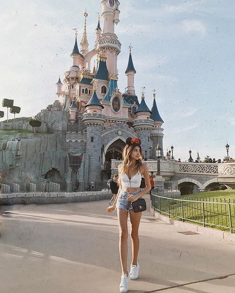 Hongkong Disneyland Outfit, Paris Outfits Summer, Disneyland Paris Castle, Disneyland Photography, Disney Trip Outfits, Tokyo Photos, Cute Travel Outfits, Disney Themed Outfits, Disney Photo Ideas