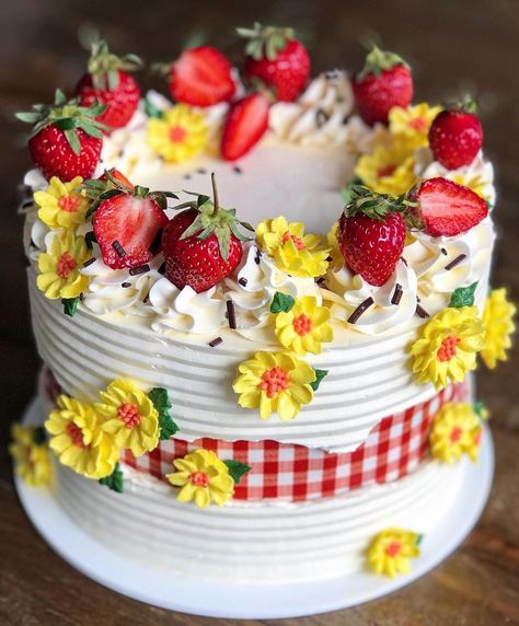 Picnic Theme Cake, Strawberry Birthday Cake Kids, Strawberries And Daisies, Strawberry Birthday Cake, Picnic Theme, Strawberry Birthday, Surprise Party, Birthday Cake Kids, Kids Cake