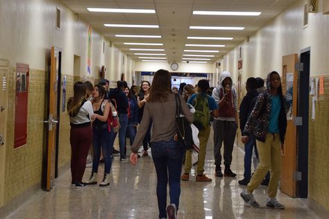 School Hallway High School Hallway, School Hallway, Cool School, American High School, Dream Shower, School Hallways, Outfits Baggy, Teen Movies, Movie Sets