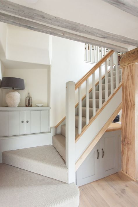 Cottage Staircase Ideas, Small Staircase Ideas, Renovation Stairs, Cottage Staircase, Staircase Carpet, Barn House Conversion, Cottage Stairs, Wooden Staircase Design, House With Land