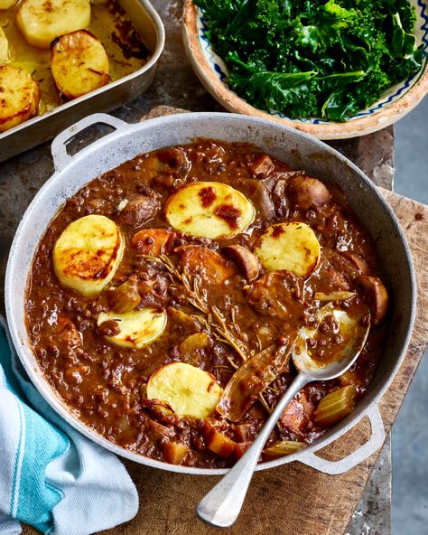 No-Beef Red Wine Lentil Stew with Potato Fondants - Avant-Garde Vegan Avant Garde Vegan, Gaz Oakley, Mains Recipes, Puy Lentils, Red Wine Recipe, Packed Meals, Protein Packed Meals, Lentil Stew, Healthier Eating