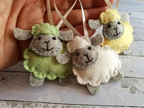 Easter Decorations - Sheep Lamb Wool Felt Ornament/ Pastel Color Green Yellow Blue White Pink Gray Sh… BCB Easter Lambs, Lamb Ornament, Make Your Own Book, Felt Easter Crafts, Felt Sheep, Oster Dekor, Sheep Crafts, Pink Sheep, Baby Mobil