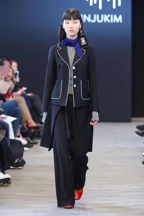 Minju Kim Seoul Fall 2018 collection pinned by Kchan Studios Minju Kim, Fashion Competition, Fall Attire, Seoul Fashion Week, Seoul Fashion, Grown Women, Fashion Show Collection, Fall 2018, Vogue Paris