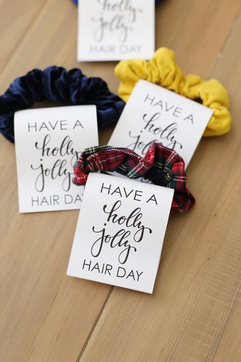 Easy and cute scrunchie gift idea for the holidays! "Have a holly jolly hair day" FREE Printable Gift Tags! Hair Clip Gift Packaging, Scrunchie Christmas Gift Tag, How To Gift Wrap Scrunchies, Christmas Scrunchie Gift, Scrunchie Gift Ideas, Cricut Holiday Gifts, Diy Christmas Gifts Cricut, Scrunchie Tags, Christmas Gifts Diy Homemade