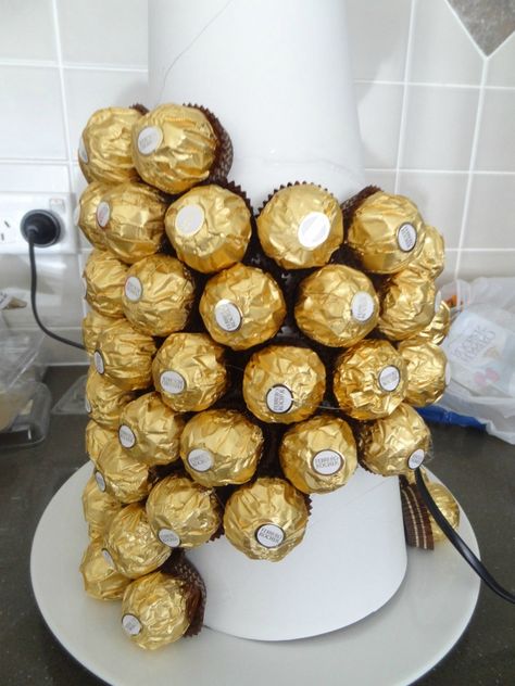 Alternative Cake – Ferrero Rocher Cake Tower – Edible Crafts Ferrero Rocher Tower Diy, Ferrero Rocher Tree Diy, Ferrero Rocher Christmas Tree, Ferraro Rocher Bouquet Diy, Ferrero Rocher Tower, Ferrero Rocher Pyramid, Cake Ferrero Rocher, Ferrero Rocher Tree, Alternative Cake