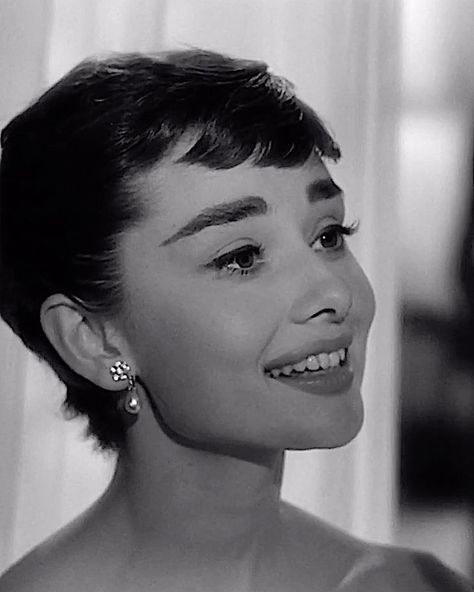 Audrey Hepburn Gif, Sabrina 1954, Aubrey Hepburn, Audrey Hepburn Photos, Audrey Hepburn Style, Hepburn Style, Katharine Hepburn, African Queen, Actrices Hollywood