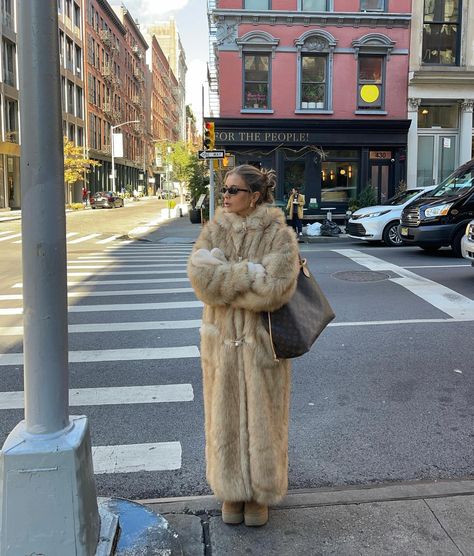 Your monthly roundup of PrettyLittleThing influencer inspiration has arrived for November. Think trending coats and jackets, elevated party wear and more. New York Party Outfit, Rich Model Aesthetic, Aesthetic Birkenstocks, City Winter Outfit, Outfit Inspo School, Brandy Melville Aesthetic, New York Party, Nyc Winter Outfits, Nyc Winter