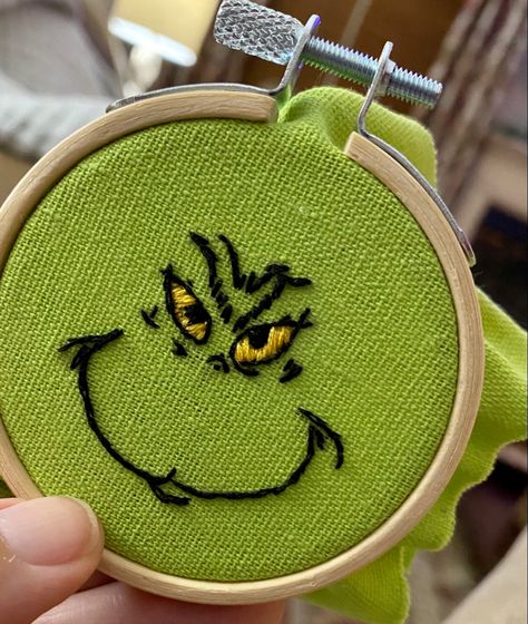 Grinch Hand Embroidery, Easy Christmas Embroidery, Grinch Embroidery, Xmas Embroidery, Office Christmas Gifts, Vinyl Shop, Grinch Hands, Grinch Ornaments, Christmas Tree Decorations Diy