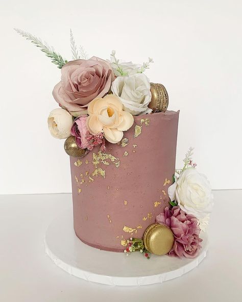 Mauve Cake Ideas, Dusty Rose Cake Birthday, Mauve Party Decor, Mauve Birthday Party Decorations, Dusty Purple Wedding Cake, Macaron On Cake, Mauve Birthday Cake, Mauve Birthday Party, Rose Gold Baby Shower Cake