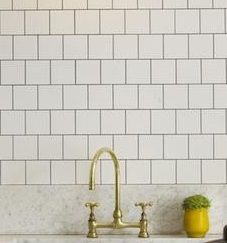 white tile offset detail Offset Square Tile Backsplash, Square Tile Backsplash, White Square Tiles, Brick Bonds, Backsplash Patterns, Patterned Tile Backsplash, Small Modern Kitchens, Square Kitchen, Kitchen Images