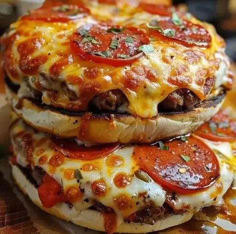 Pizza Burgers – Naomi's Recipes Pizza Burger, Pizza Burgers, Gourmet Burgers, Hamburger Recipes, Tortilla Wraps, Burgers Sandwiches, Beef Recipes Easy, Chapati, Recipes Homemade