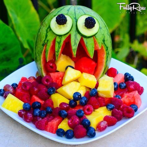 Monster fruit tray Halloween Fruit Tray, Watermelon Monster, Buffet Halloween, Healthy Halloween Food, Healthy Halloween Treats, Vegan Halloween, Halloween Fruit, Halloween Treats For Kids, Halloween Food Treats