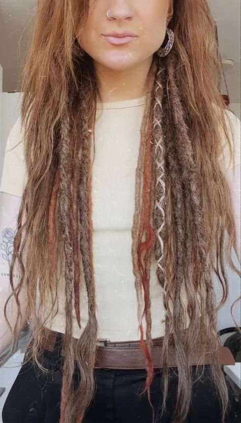 Instagram @znellma Boho Partial Dreads, Dreadlocks Half Head, Peekaboo Dreadlocks, Partial Dreads Curly Hair, Half Head Dreadlocks, Half Head Dreads, Partial Dreads Placement, Partial Locs, Celtic Dreads