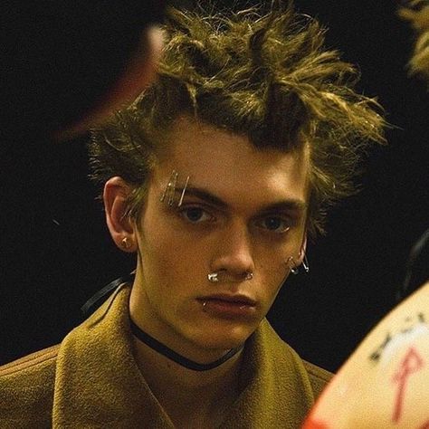 Shaved Eyebrows Aesthetic, Goth Men Makeup, Guy With Piercings, People With No Eyebrows, Punk Makeup Men, Punk Hair Men, Shaved Eyebrows, Guys Makeup, Mens Makeup