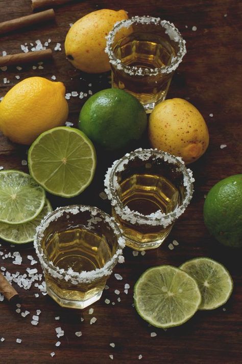 Sotol, charanda, tequila, mezcal y Kahlúa son algunos de los ingredientes de los #cocteles de mixología con tragos mexicanos en #CDMX, ¡pruébalos en los mejores bares! Low Calorie Alcoholic Drinks, Low Calorie Drinks, Tequila Drinks, Tequila Shots, Tequila Cocktails, Vegetable Drinks, Head Shop, Oreo Cheesecake, Limes