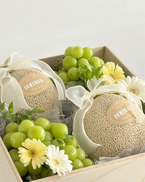 Fruit Gift Box Ideas, Small Fruit Basket Ideas Gift, Fruit Box Ideas Gift, Fruit Gift Basket Ideas, Fruit Basket Ideas Gift, Fruit Basket Diy Gift, Fruit Flower Basket, Fruit Bouquet Ideas, Hampers Idea