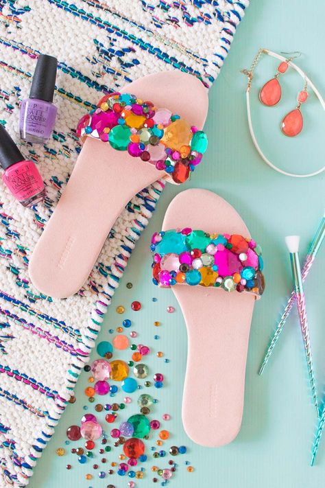 Shoe Makeover, Diy Sandals, Jeweled Heels, Rhinestone Crafts, Slider Sandals, Diy Shorts, Shoes Hack, Mason Jar Crafts Diy, Handmade Sandals