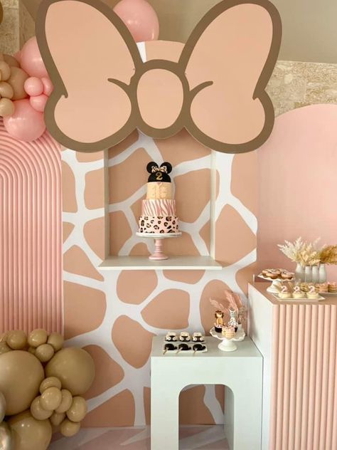 Neutral Minnie Mouse Party, Boho Mini Mouse Party, Muted Minnie Mouse Party, Minnie Safari Birthday, Minnie Mouse Safari Party, Safari Minnie Mouse, Minnie Mouse Gold And Pink Party, Minnie Decorations, Minnie Mouse Birthday Theme