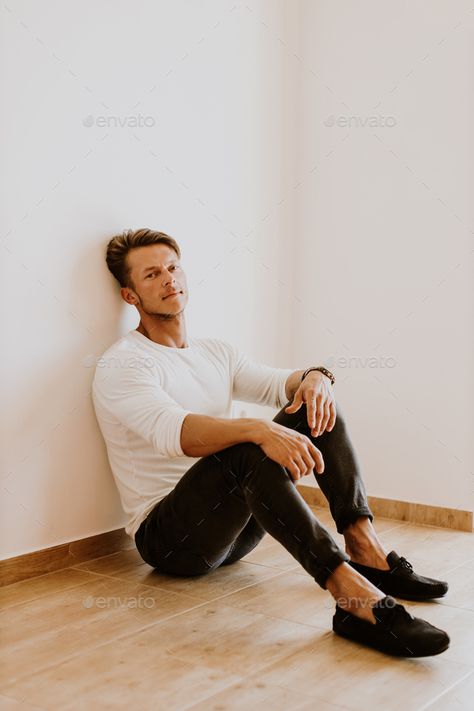 Photo Pose For Man At Home, Couple Shooting, Male Portrait Poses, Photography Ideas At Home, Photography Men, Home Photo Shoots, Watercolor House, Apartment Studio, Casual Man