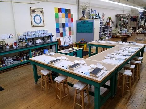 Art Studio Retail Space, Community Art Space, Art Studio Business, Atelier Ideas, Creative Studio Space, Classe D'art, Kids Art Studio, Art Studio Space, Art Studio Organization