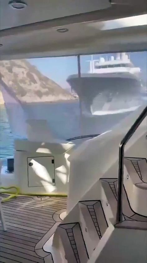 When a Super Yacht hits another luxury boat… Huge damage Runabout Boat, Big Shark, Luxury Boat, Super Yacht, Have A Good Time, Funny News, Boats Luxury, Hit And Run, Super Yachts