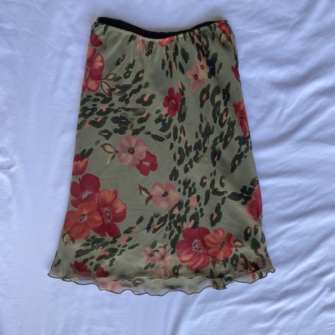 vintage, 90s, floral flowy skirt, summer skirt, mesh skirt, midi skirt, y2k, summer outfit inspo, fashion inspo, ootd, back to school, thrifted, thrift fashion, vintage inspo, vintage fashion, vintage vibes, low waisted, outfit of the day, depop, outfit inspiration Midi Skirt Outfit Y2k Aesthetic, Midi Skirt Outfit Summer Casual, 90s Midi Skirt Outfit, Thrift Skirt, Depop Outfit, Floral Midi Skirt Outfit, Feminine Closet, Vintage Skirt Outfit, Midi Skirt Outfits Summer