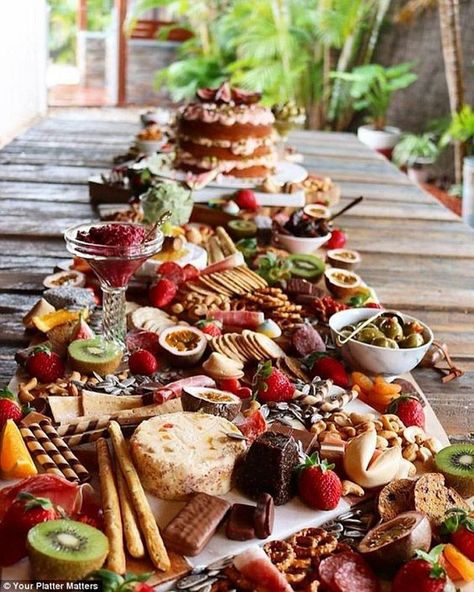 2019 Wedding Trends: 20 Charcuterie Board or Table Ideas – Page 2 – Hi Miss Puff Cheese Table, Lots Of Food, Grazing Table, Grazing Tables, God Mat, Snacks Für Party, Cheese Platters, Long Table, Food Trends