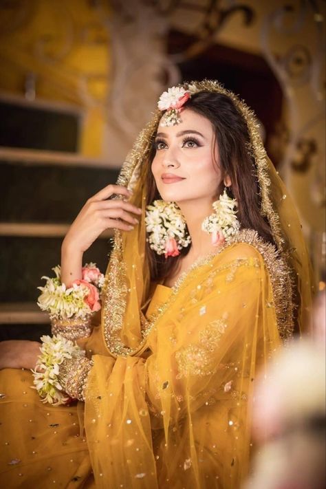 Mehndi Bride Dresses Pakistani, Mayo Dresses Pakistani, Ubatna Dress Pakistani, Holud Dress Ideas, Outdoor Mehndi Decor, Mehndi Wedding Dress, Yellow Mehndi Outfit, Mehndi Hairstyles Bridesmaid, Mehndi Bride Look