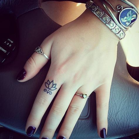 I just reacted to Lovely Lotus. Check it out! Simple Lotus Tattoo, Fingers Tattoo, Flower Finger Tattoos, Girl Finger Tattoos, Tiny Finger Tattoos, Cute Finger Tattoos, Lotus Tattoo Design, Small Finger Tattoos, Tato Henna